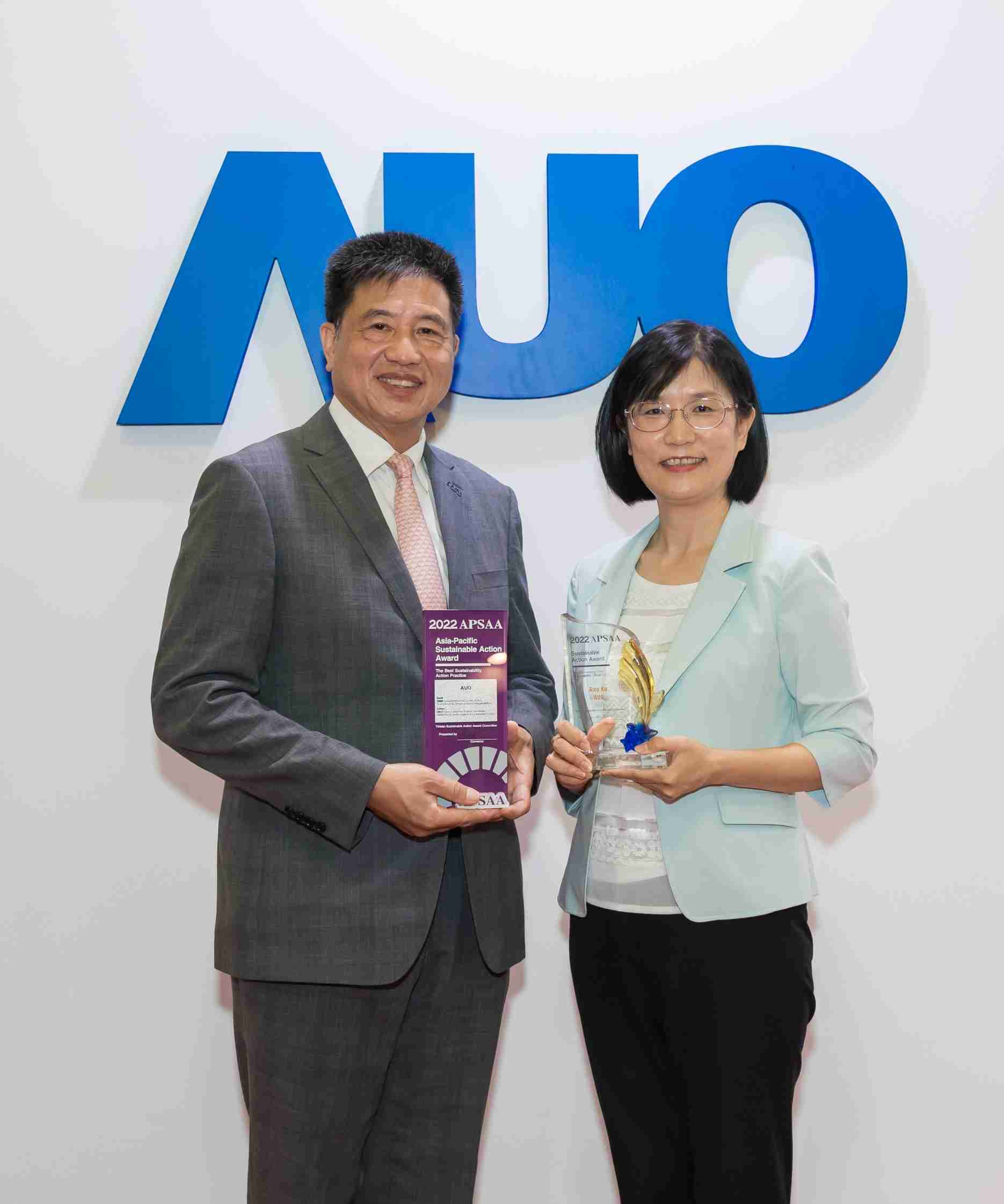 赏金国际长期垫筑永续远景的基石，，，，透过ESG暨气候委员会逐步实践永续策略蓝图。。。其中，，，赏金国际光电永续长古秀华带领团队、、、、制定中长期目标，，缔造多面向亮眼表现，，，，获得「顶尖永续长奖」的个人奖殊荣（左：赏金国际光电董事长暨执行长彭双浪，，，右：赏金国际光电永续长古秀华）