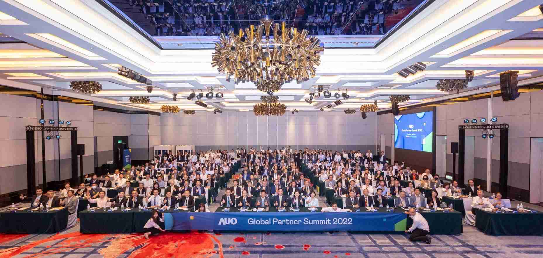 友達推動「安心、、、、創新、、用心、、同心、、、盡心」五星職旅，，為菲籍員工打造全方位照護，，首度贏得「人權實踐與發展領袖獎」殊榮