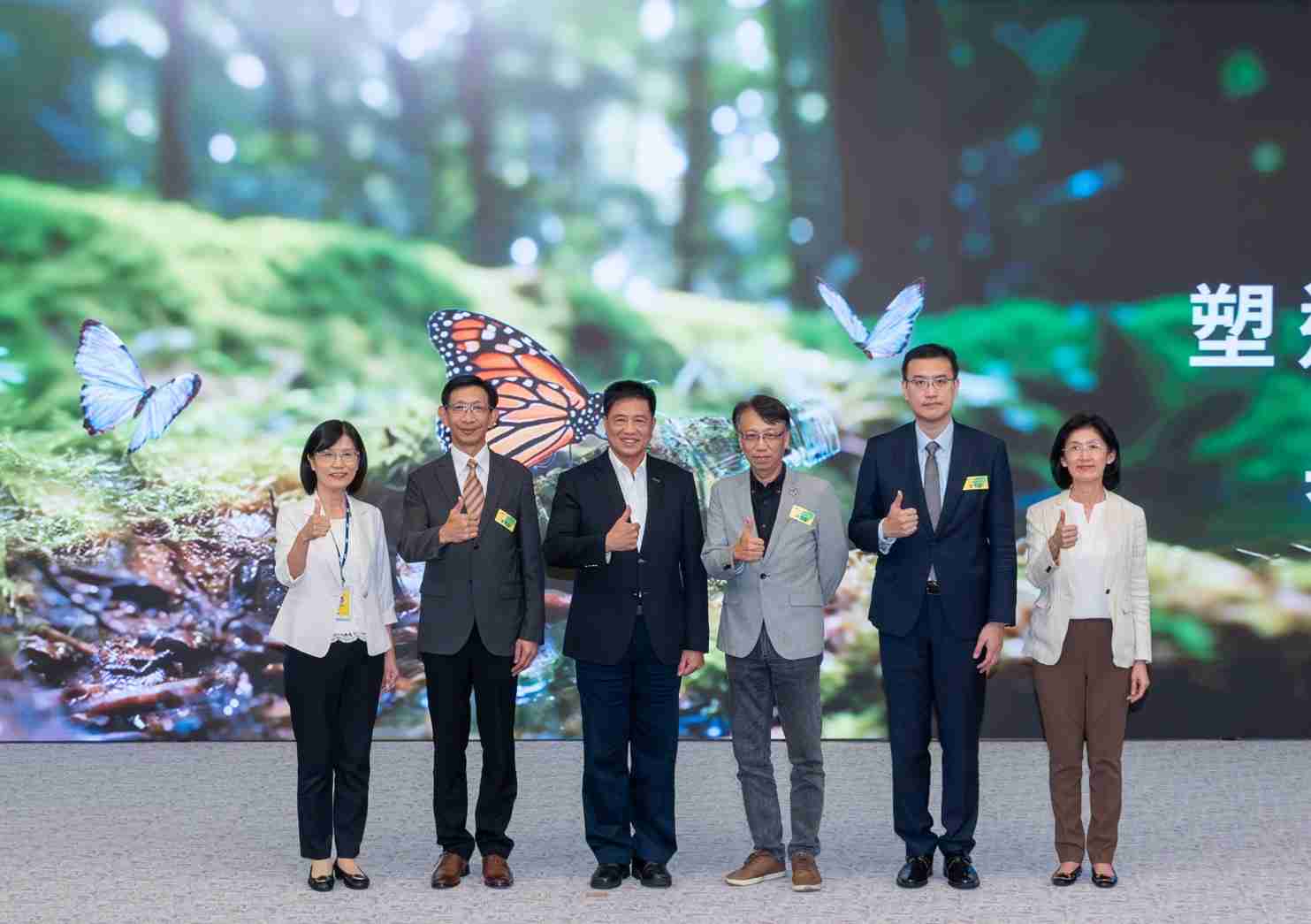 友達2023 CSR共榮大會，，邀請領域專家分享交流生物多樣性管理趨勢、、無塑產品、、海廢永續塑料等議題  （圖左到右：友達光電永續長古秀華、、、3M台灣技術長陳君杰、、友達光電董事長暨集團策略長彭双浪、、、、光寶科技企業永續發展處處長陳慶暉、、安永聯合會計師事務所執業會計師曾于哲、、、友達光電供應鏈總部副總經理吳宜芳）