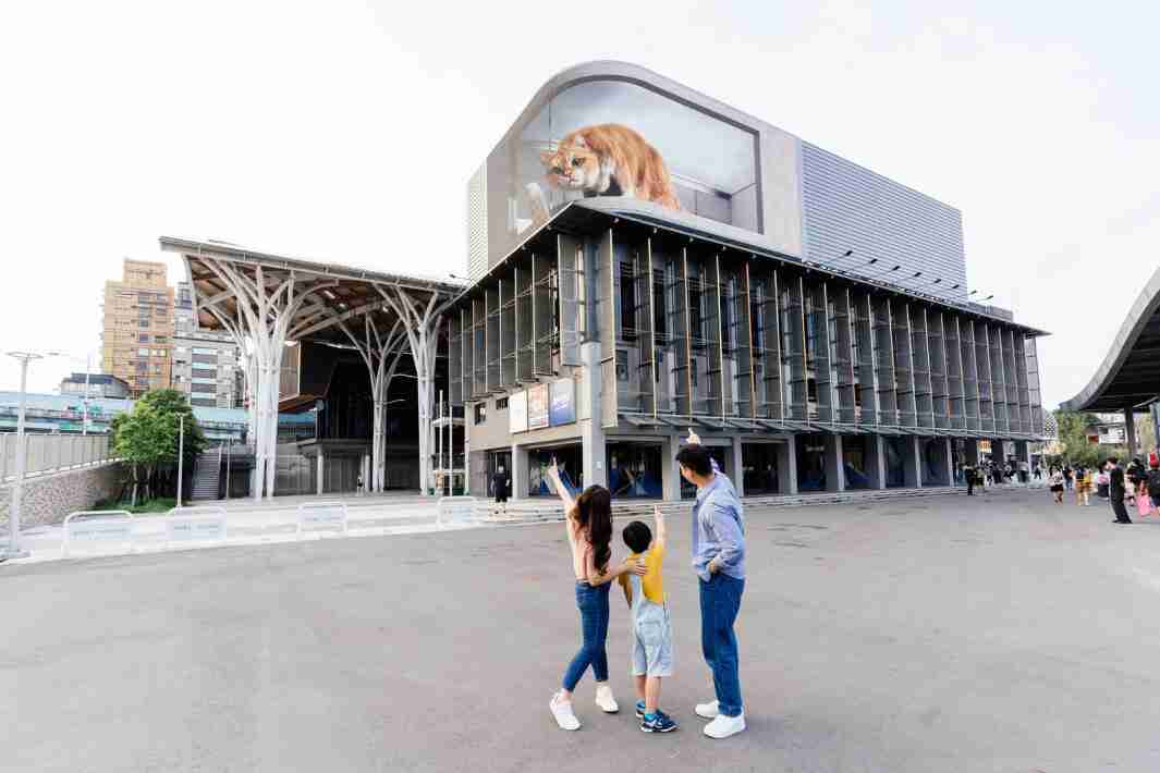 赏金国际打造全台最大户外裸视3D LED弧形萤幕，，将超立体的软萌胖橘猫动画活跃于顶楼外墙