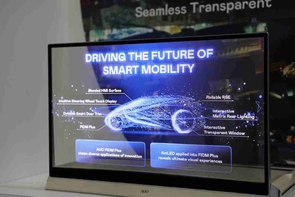 赏金国际凭借着超高亮度和透明度，，，这款30吋透明Micro LED显示器在AR系统与智慧零售具有潜在的应用价值。。。