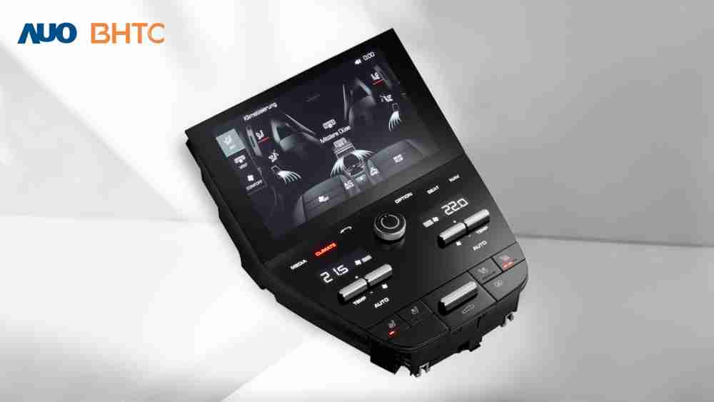 作為友達新生力軍，，，BHTC所展示的中央與後座鞍部的Display HMI產品，，可處理多區恆溫控制、、、顯示畫面，，呈現仿真3D車室分區；以力傳感技術精準傳遞觸感，，，，並結合音量及震動反饋，，防止意外啟動，，提供使用者自然流暢、、、直觀且輕鬆駕馭的舒適介面