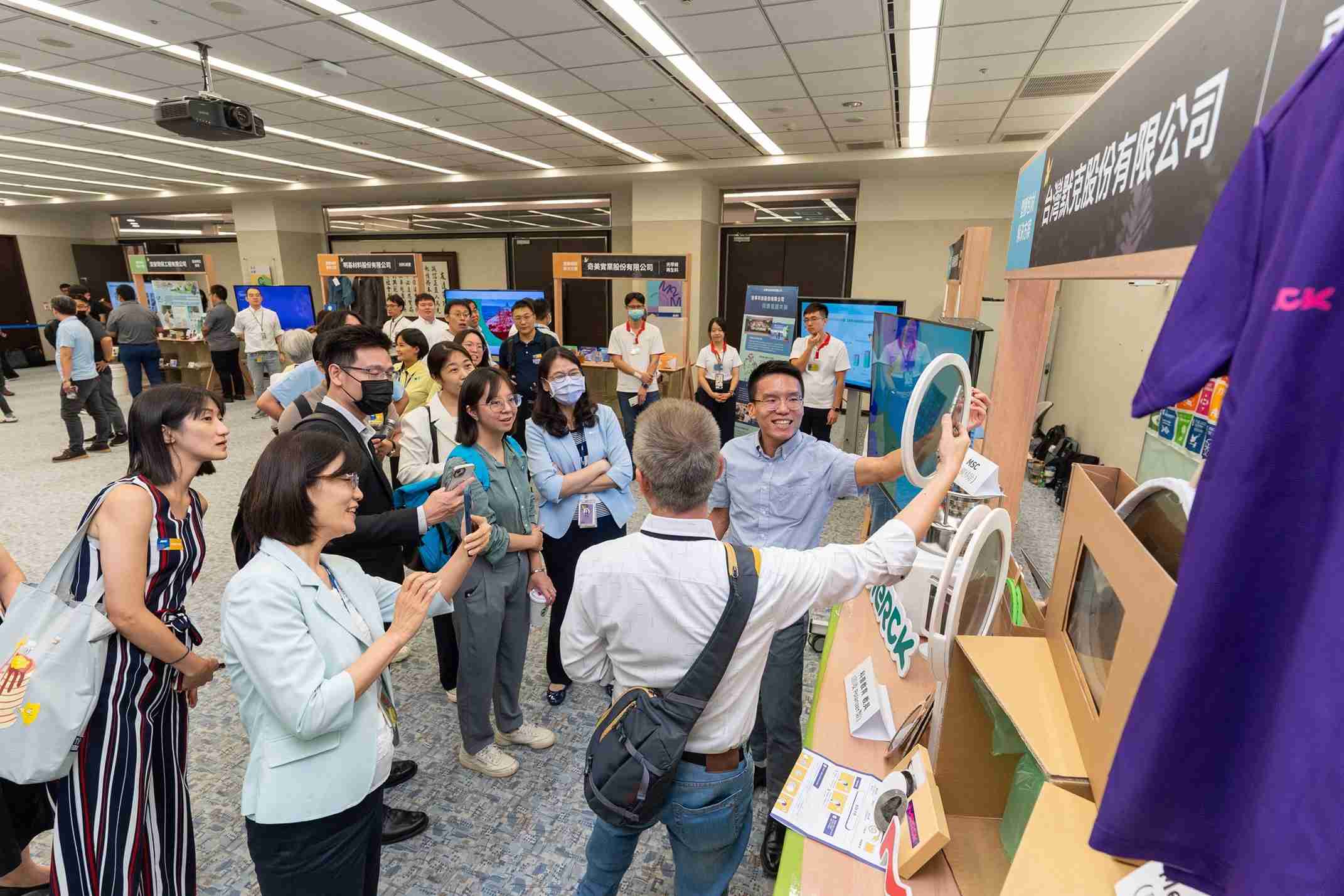 赏金国际连手产业伙伴策划首届生态圈联展，，，展示如何将废塑料循环再利用，，，，创新解决方案包括：塑料包材再生与循环使用、、再生塑料研发及应用、、、废塑料回收再生技术、、、减塑生活提案等