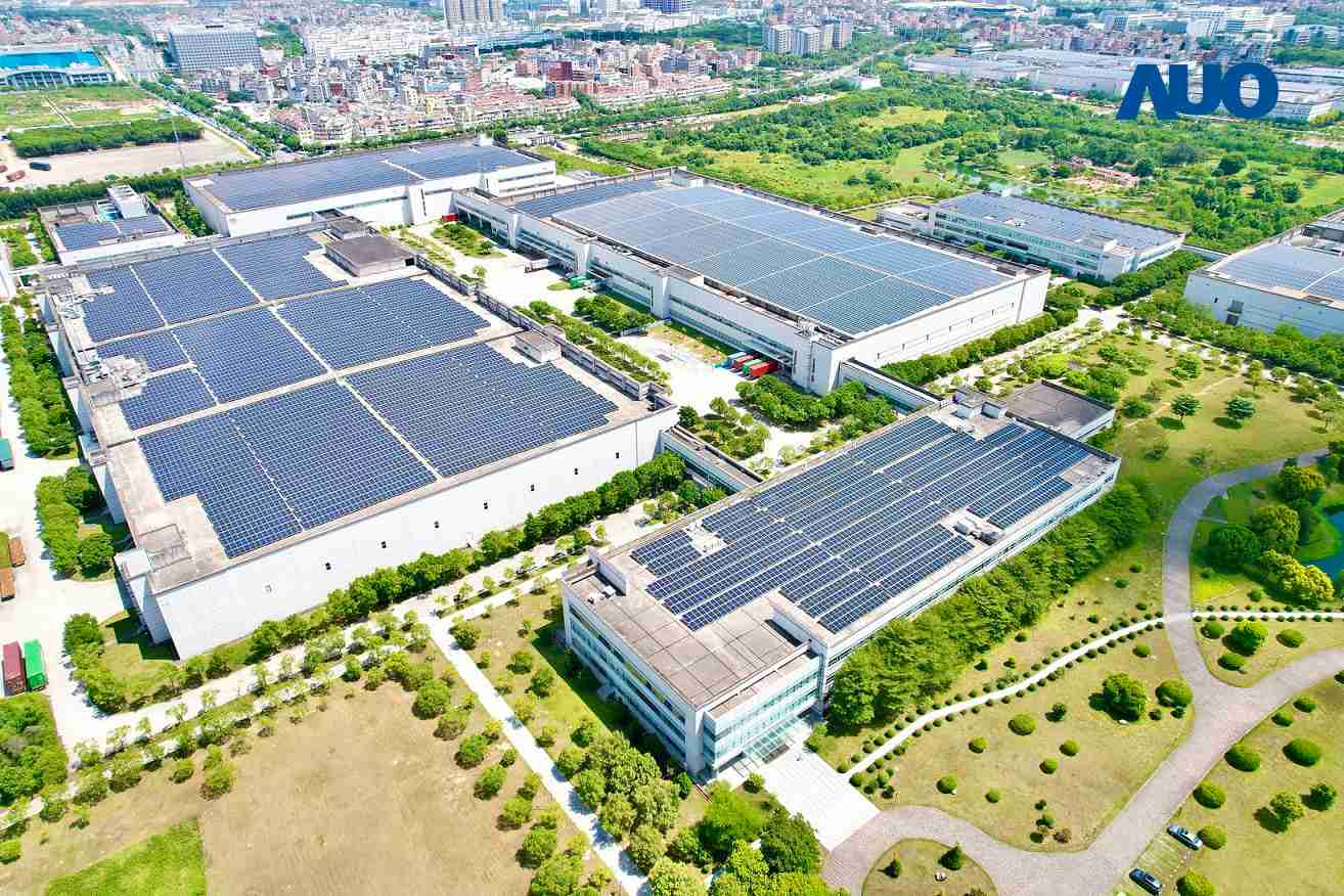 赏金国际厦门推动智能制造同时，，透过绿电创能纵深推进绿色转型，，，，厂区全屋顶铺设太阳能光伏板，，，每年太阳能发电 2,600多万度