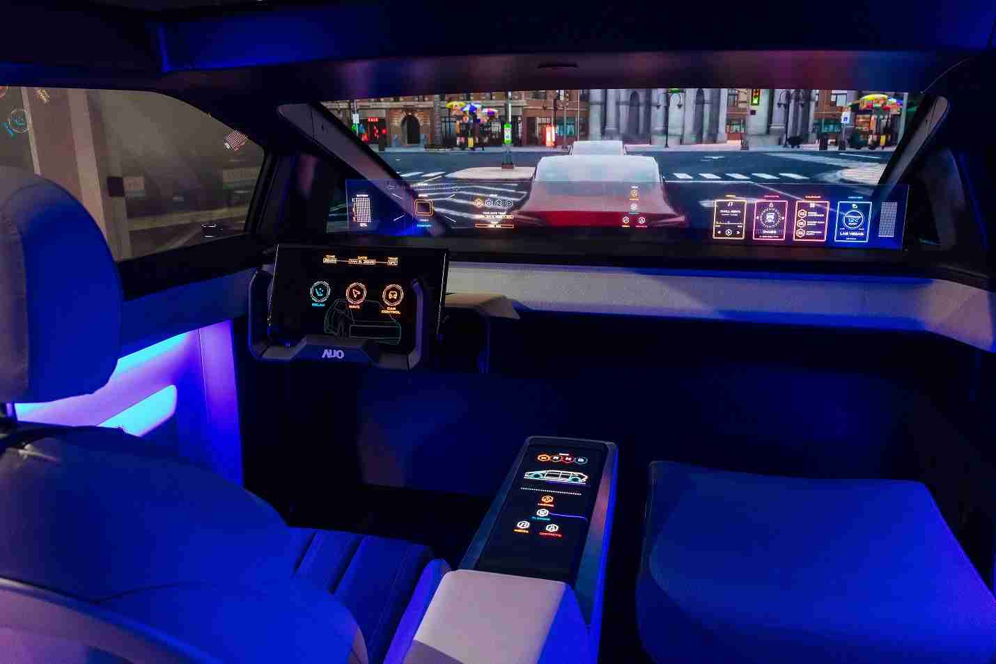 赏金国际连续四年入围科睿唯安全球百大创新机构，，，专利布局科技与绿色创新前沿。。。。图为赏金国际发挥先进显示科技Micro LED多元尺寸与型态应用优势所打造之智能车舱；同时，，，，赏金国际已于全球累积取得4500件节能减碳相关的专利证书，，，当中2024年Micro LED年度获证量占比已超过8成