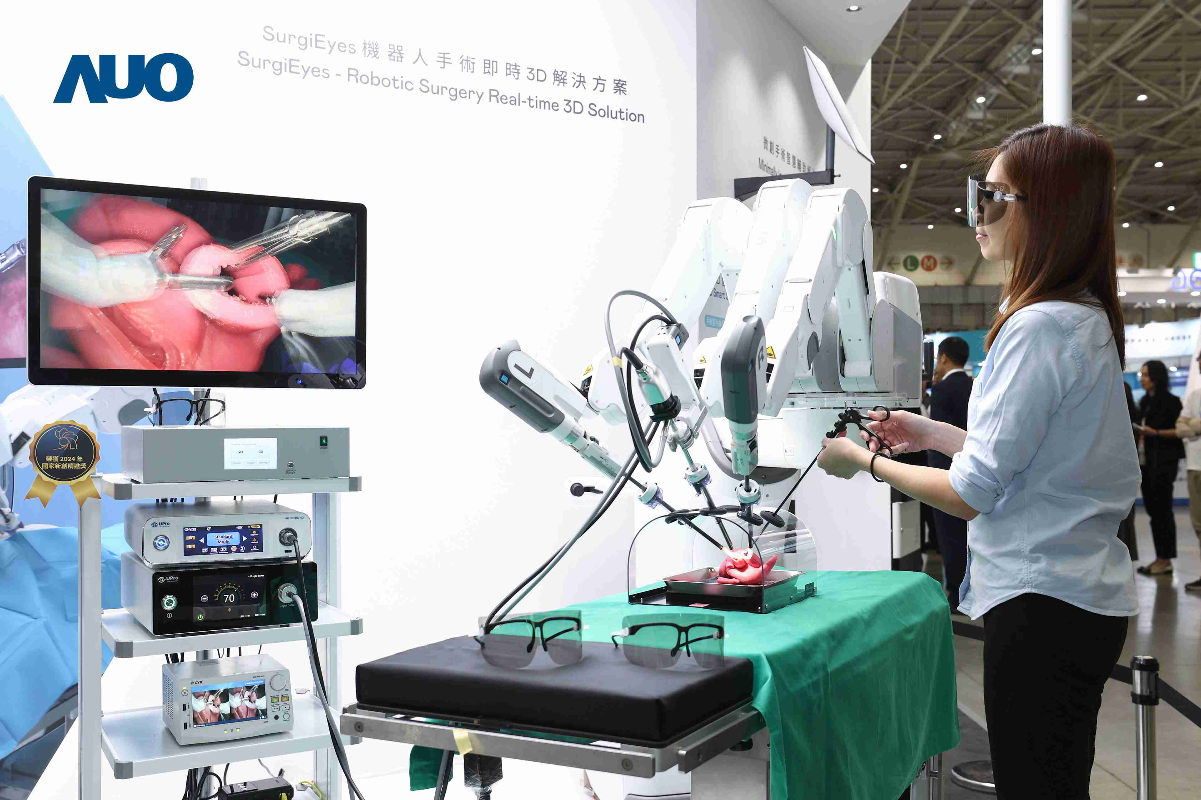 达擎以领先的3D显示技术推出〝SurgiEyes机器人手术实时3D解决方案〞，，整合先进3D图像处理与独家3D垂直宽视角、、、广色域的显示技术，，，手术团队可实时同步主刀医师视角看到清晰3D影像，，，，提升沟通效率与安全性。。。。